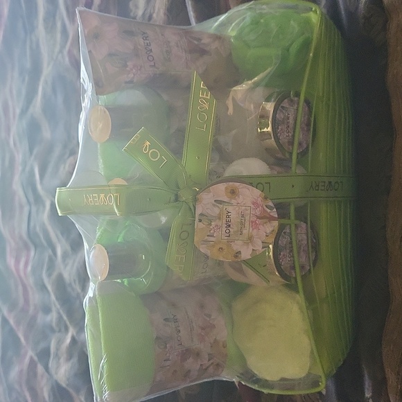 Lowery Gift  Green Bath Soak & Bubbles Set Above What Contains Basket Beautiful - Picture 3 of 5